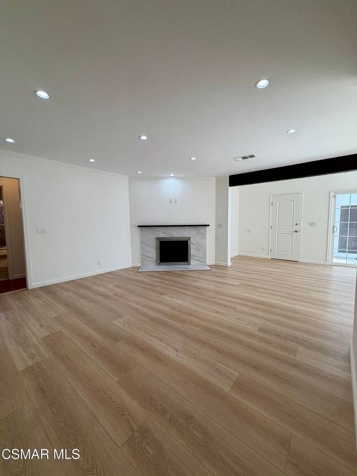 22206 Del Valle St - Photo 5 of 33