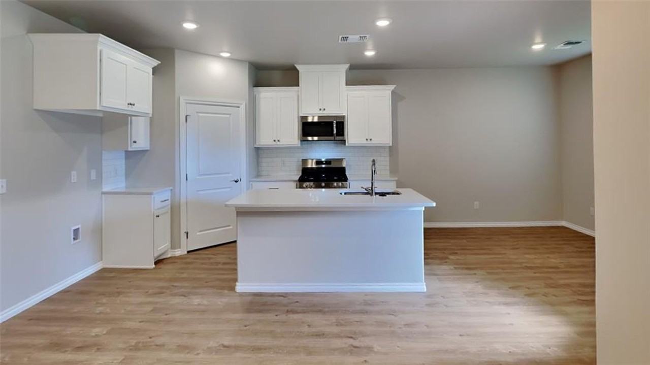 8012 Labelle Dr - Photo 5 of 17