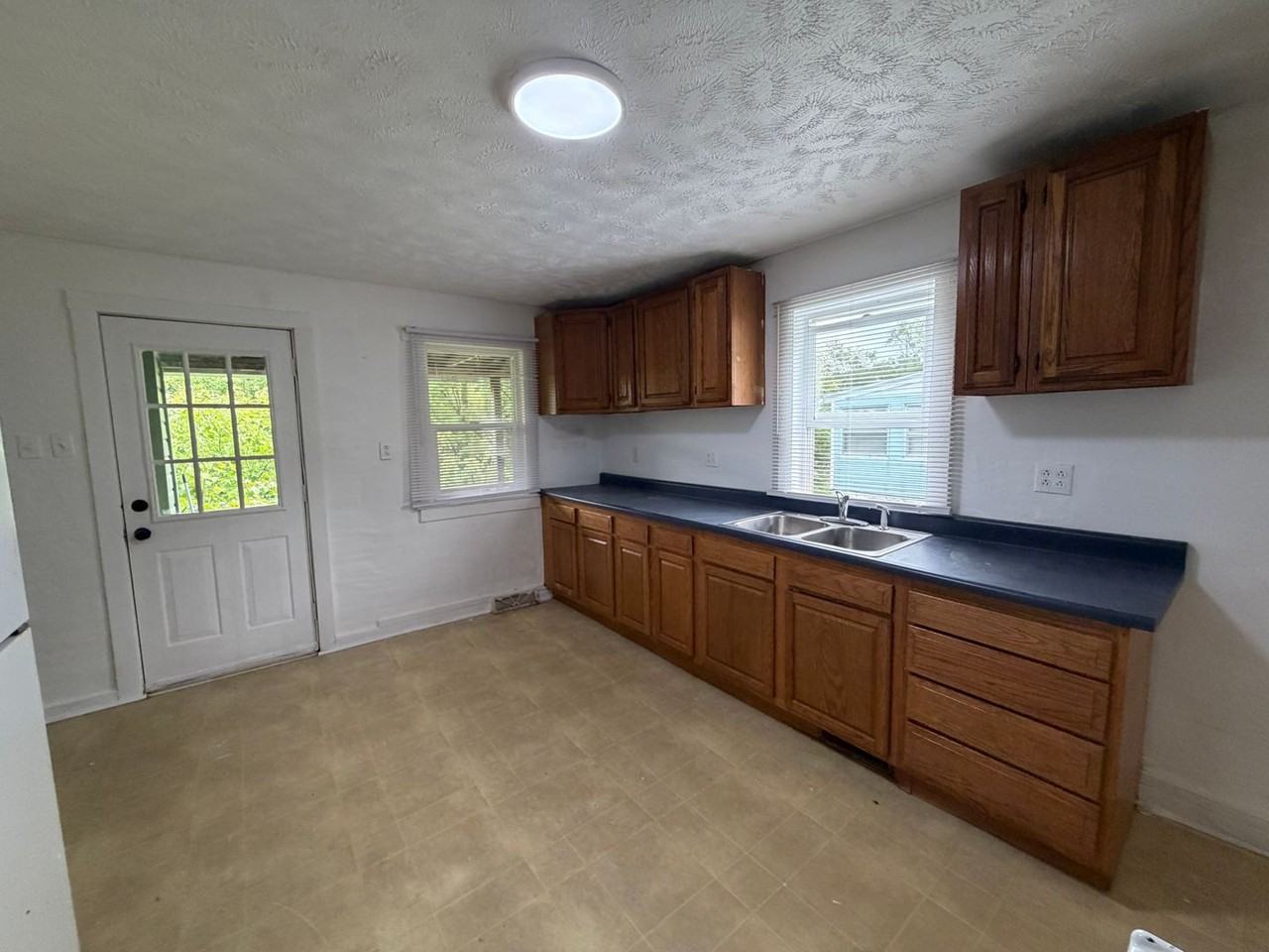 31 Maple St - Photo 3 of 10