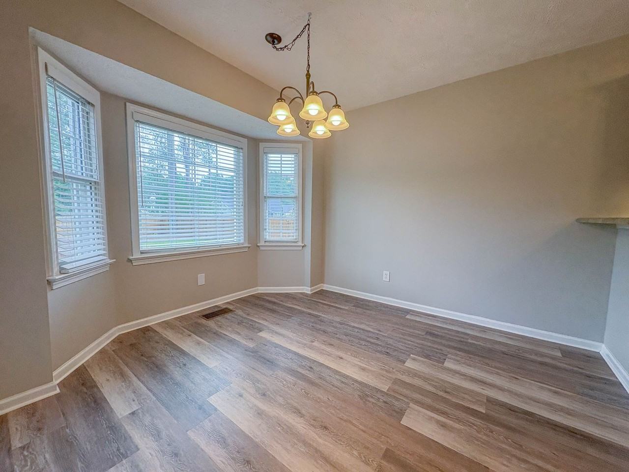 3426 Broomsgrove Dr - Photo 6 of 20