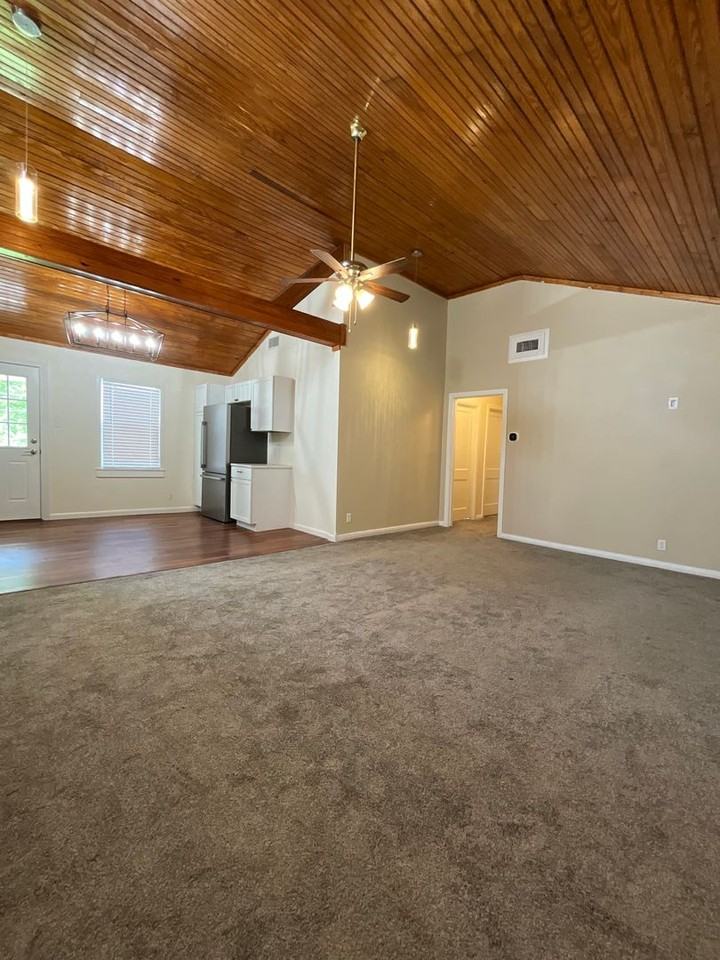 1307 Aaron St - Photo 4 of 38