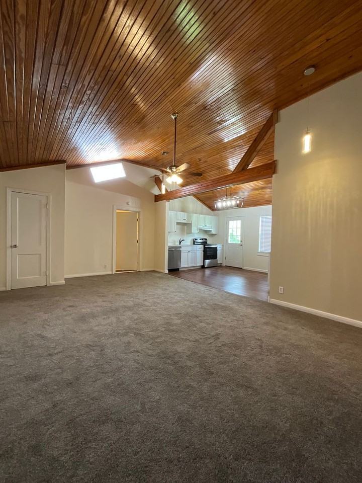1307 Aaron St - Photo 5 of 38