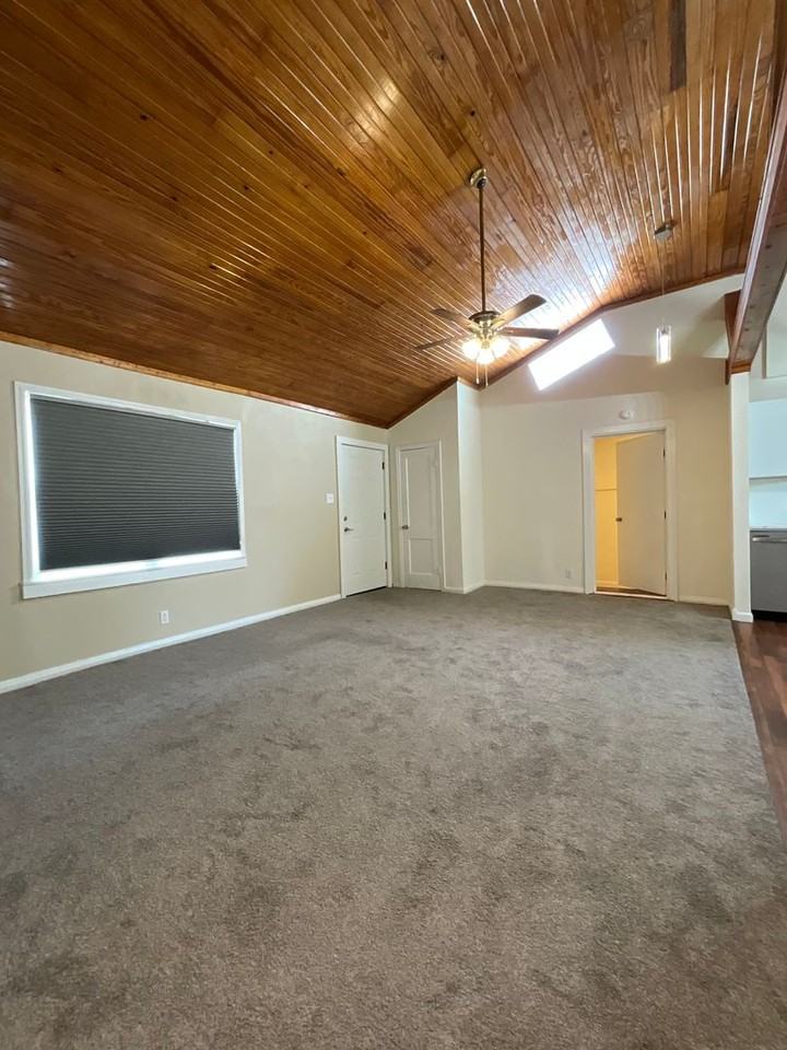 1307 Aaron St - Photo 6 of 38
