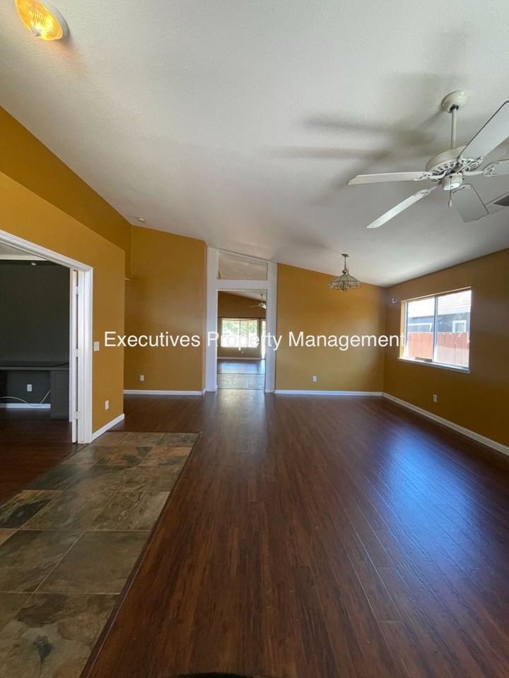 1308 Fairway Dr - Photo 2 of 11