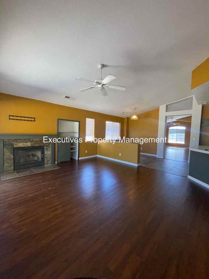 1308 Fairway Dr - Photo 3 of 11