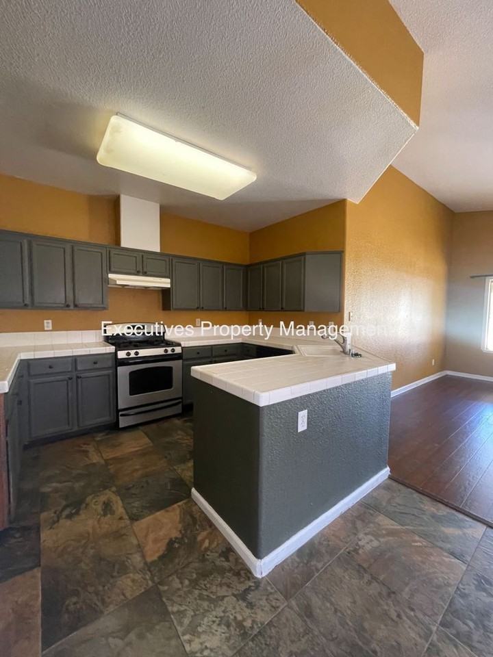 1308 Fairway Dr - Photo 4 of 11