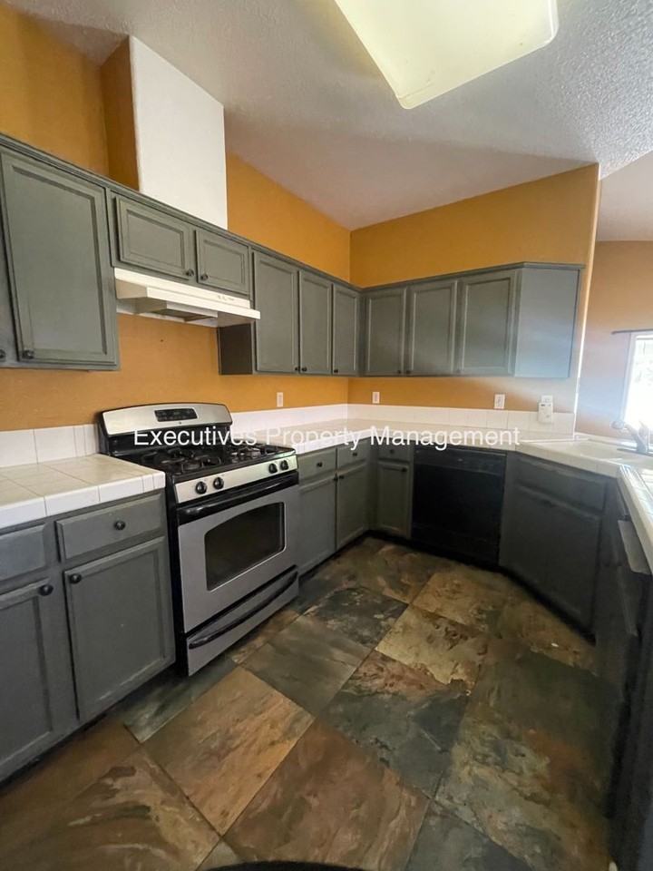 1308 Fairway Dr - Photo 5 of 11