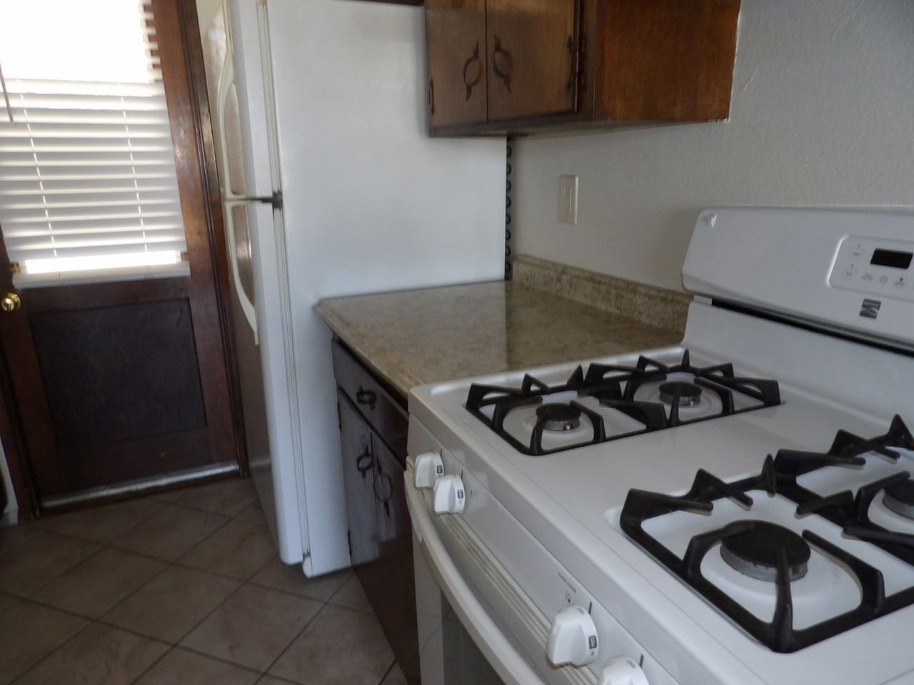 504 1/2 W Walnut Ave #A - Photo 5 of 11