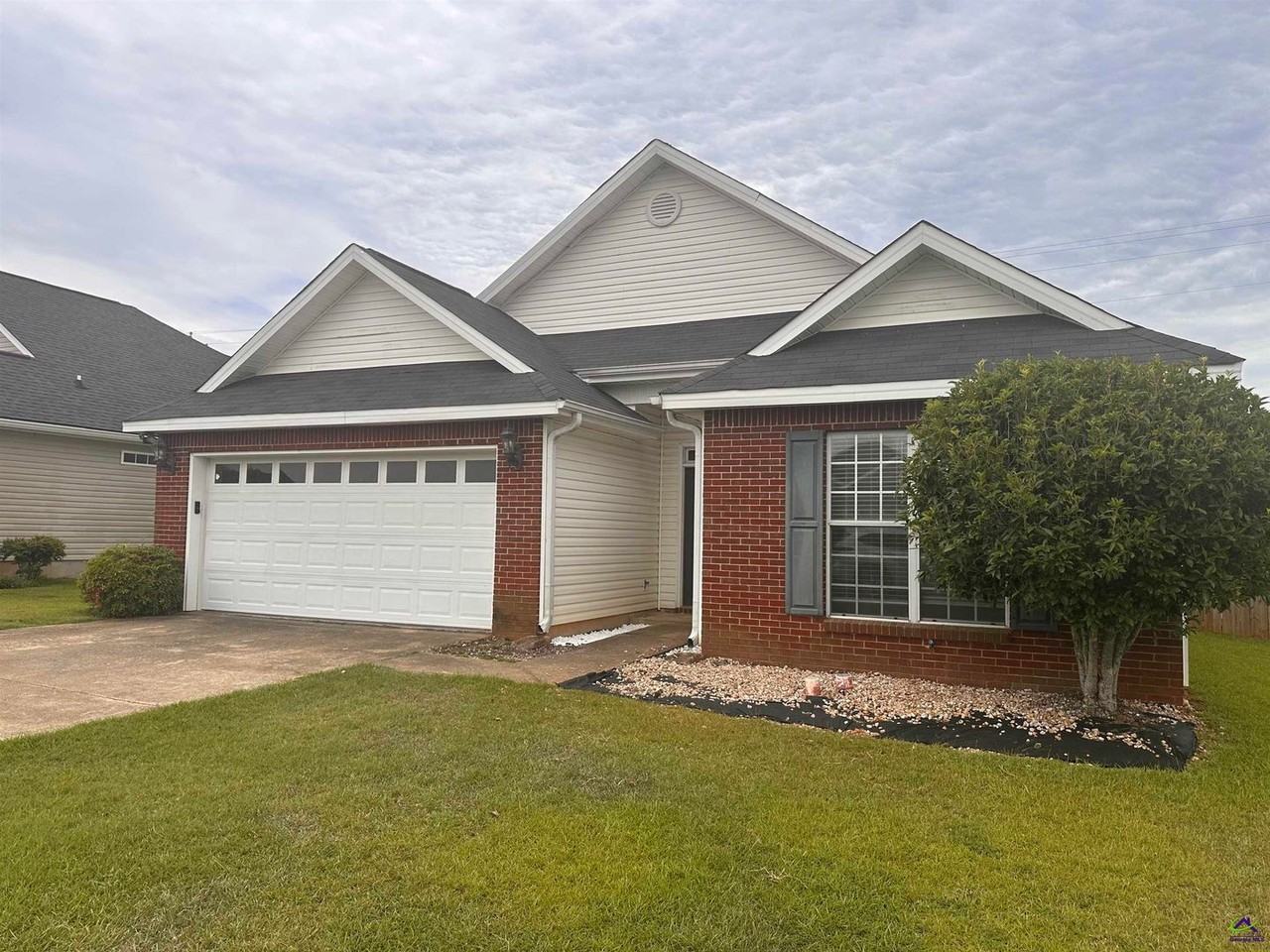 123 Larkspur Ln - Photo 2 of 20