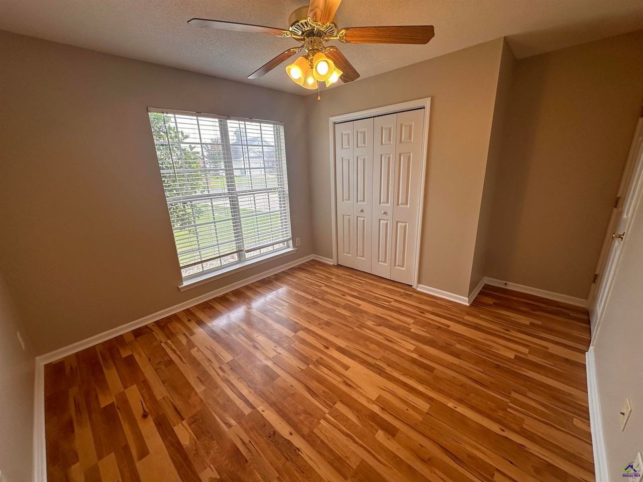 123 Larkspur Ln - Photo 3 of 20