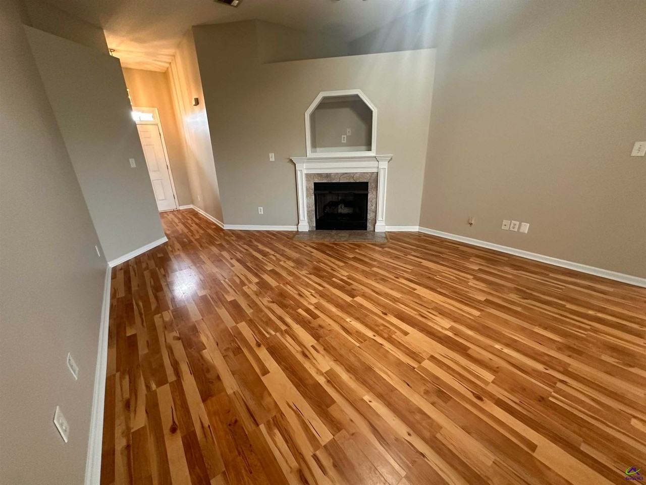123 Larkspur Ln - Photo 6 of 20