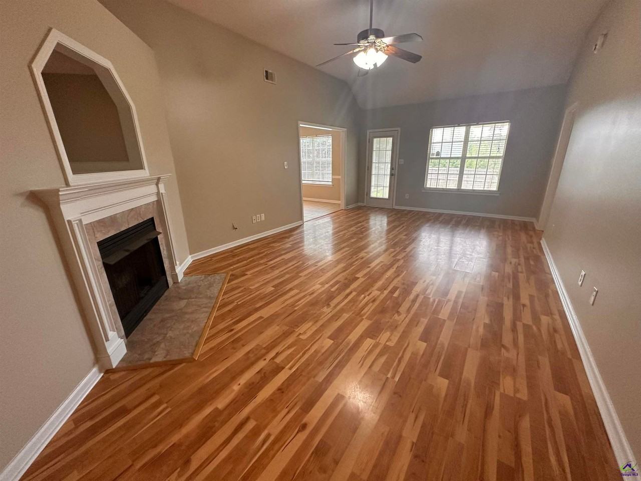 123 Larkspur Ln - Photo 7 of 20