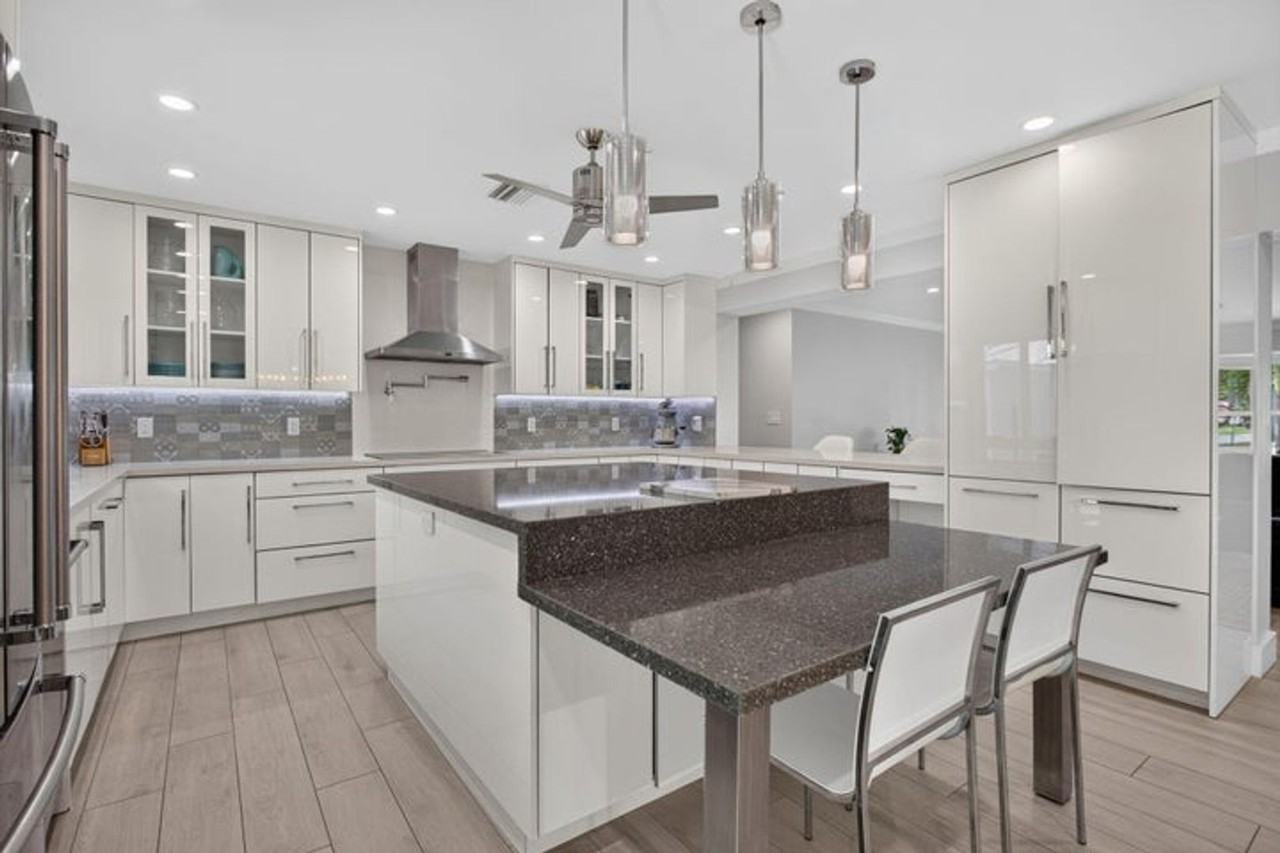 1270 Se 14th Ct - Photo 4 of 19