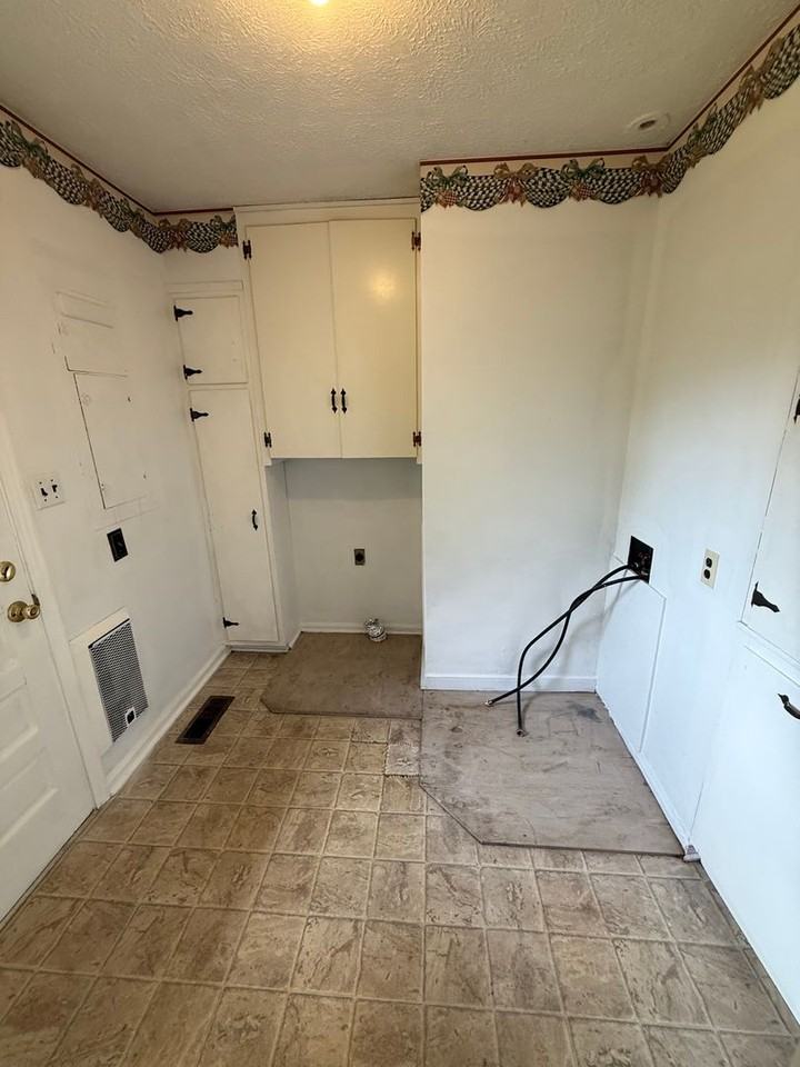 754 N Main St - Photo 4 of 16