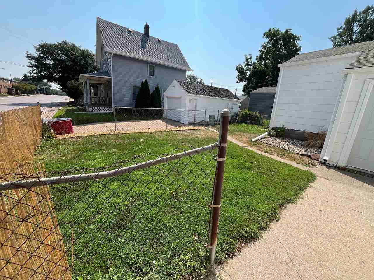 403 E 14th St - Photo 3 of 19