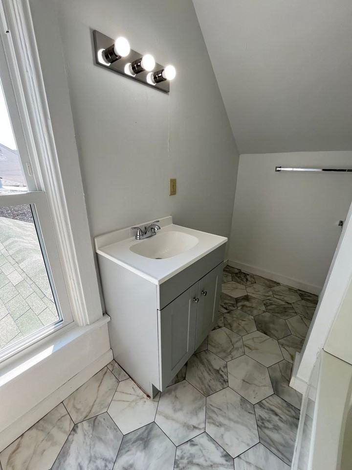403 E 14th St - Photo 7 of 19