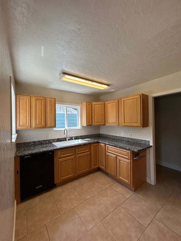 1247 10th Ave - Photo 5 of 18