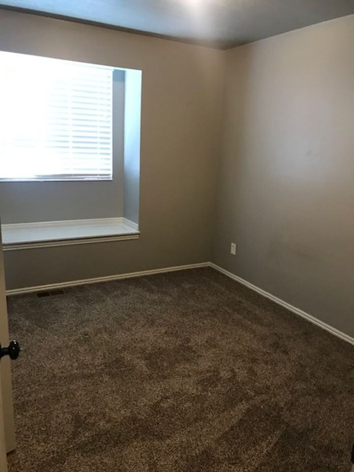 724 E 1850 N - Photo 7 of 9