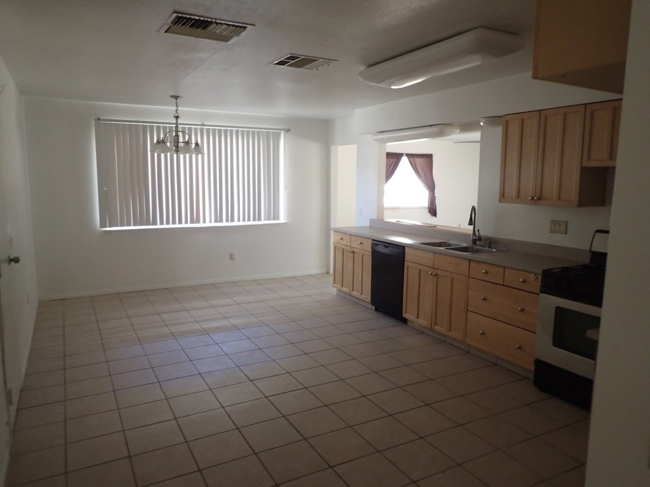 208 W Mariposa Ave - Photo 3 of 18