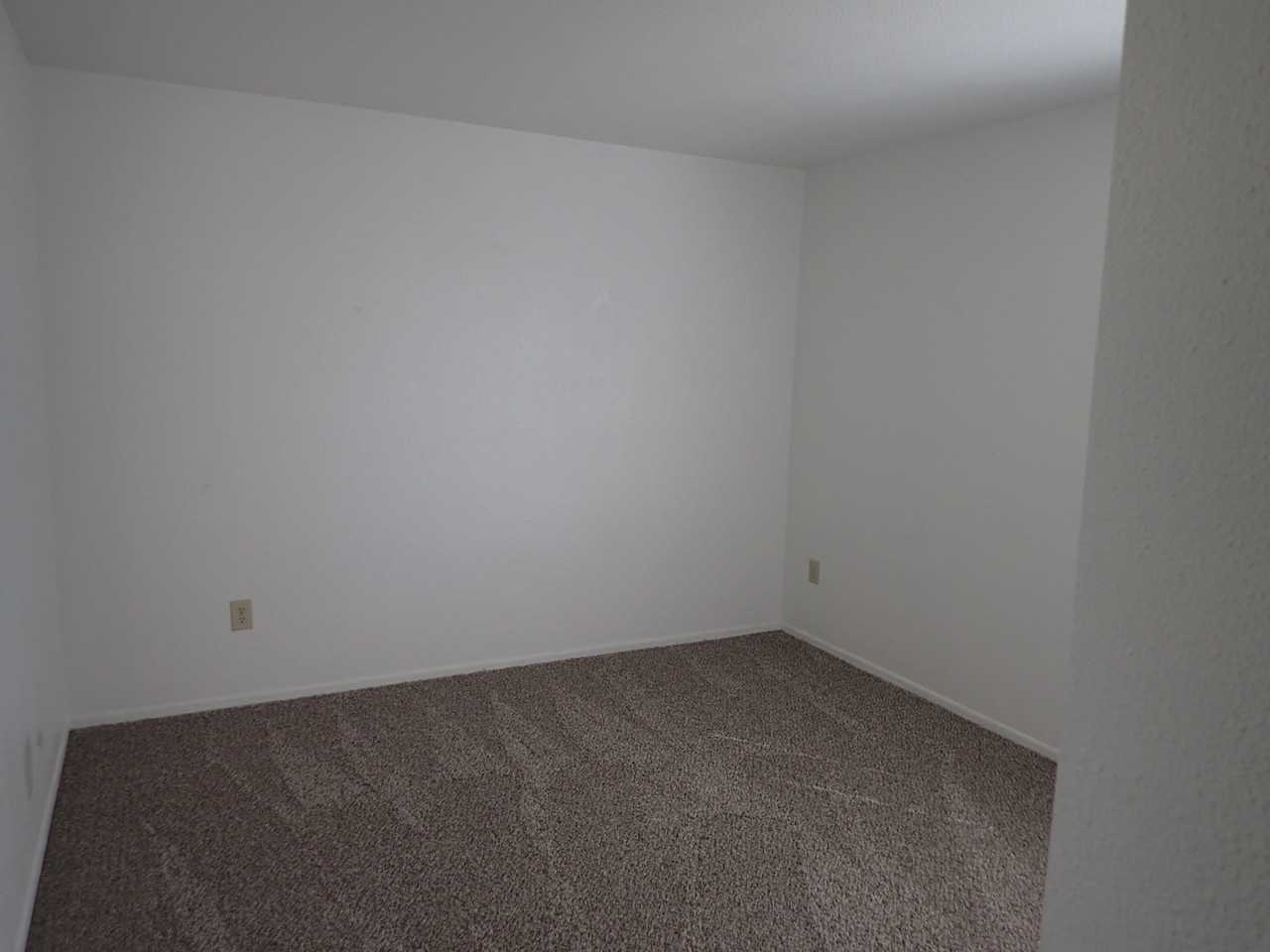 208 W Mariposa Ave - Photo 5 of 18