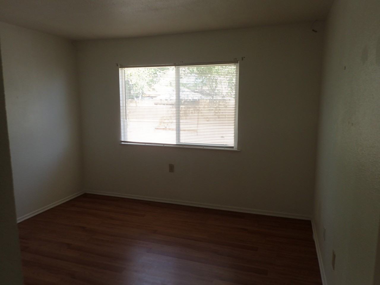 208 W Mariposa Ave - Photo 6 of 18