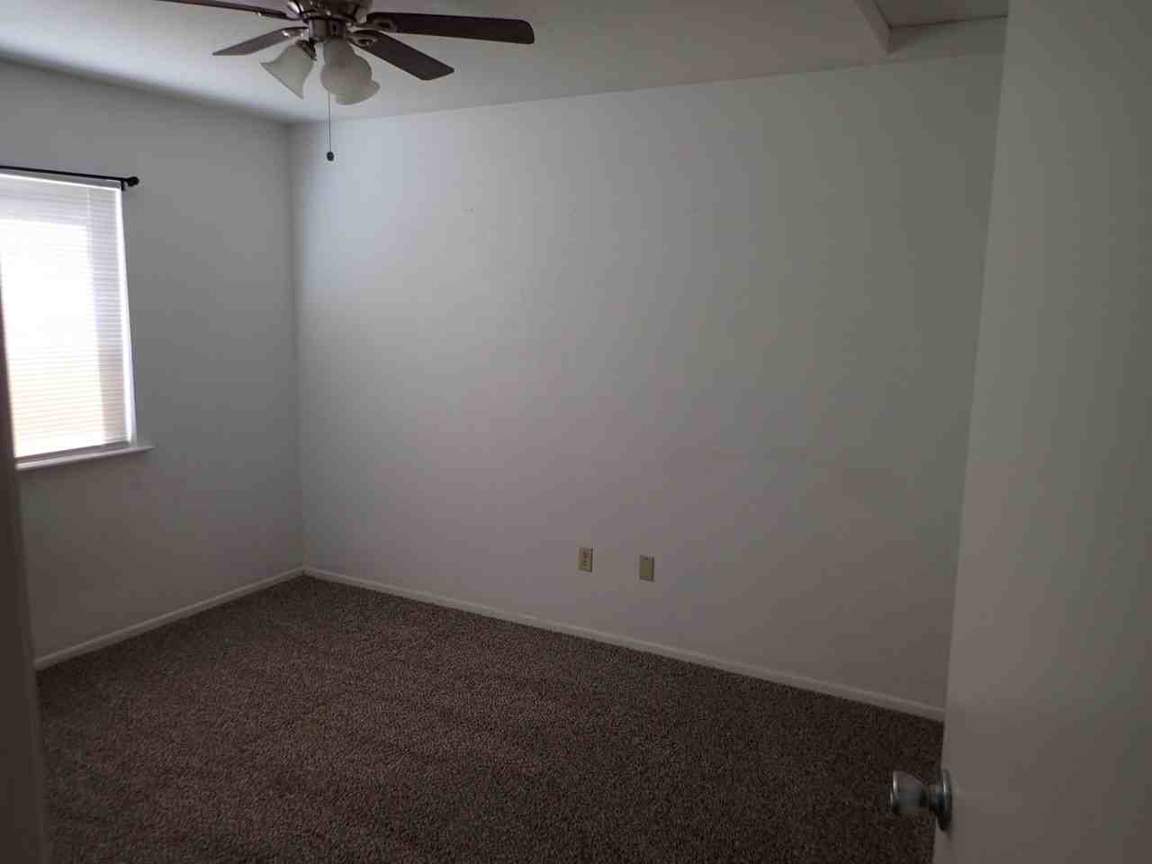 208 W Mariposa Ave - Photo 7 of 18