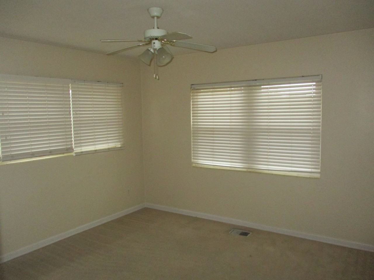 1020 Edgewater Dr - Photo 4 of 30