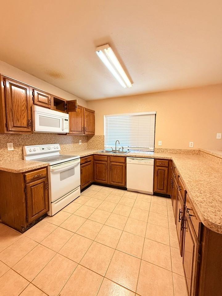 3401 W Sage Ct - Photo 5 of 19