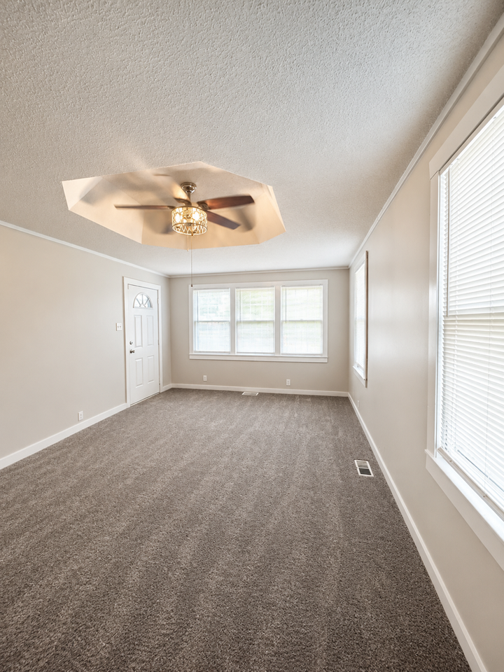 210 W College St - Photo 2 of 14