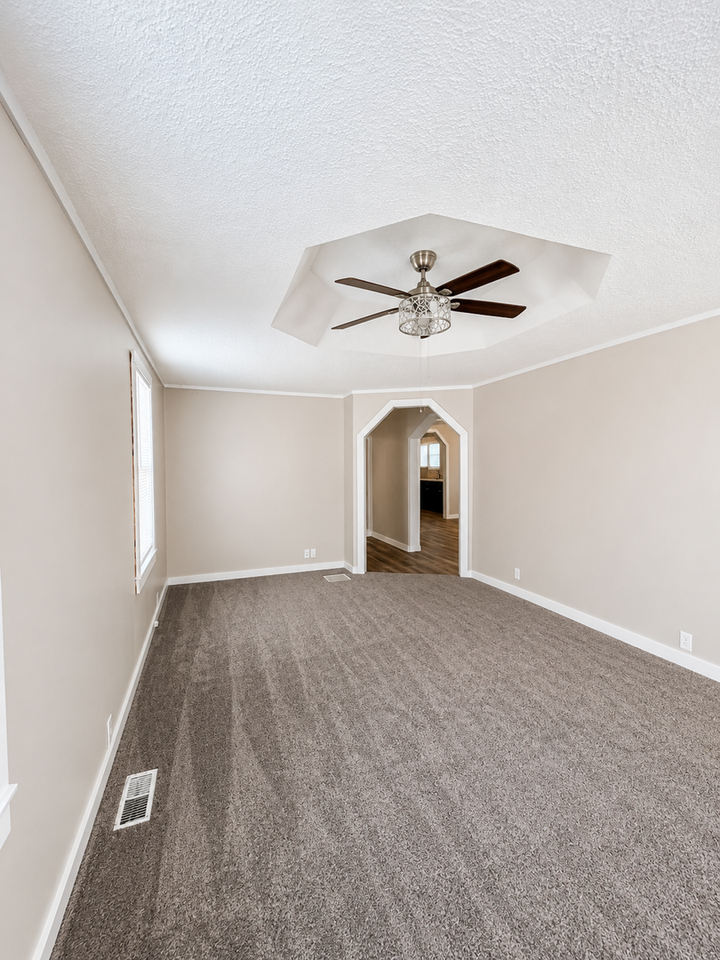 210 W College St - Photo 3 of 14