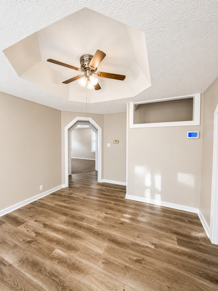 210 W College St - Photo 4 of 14