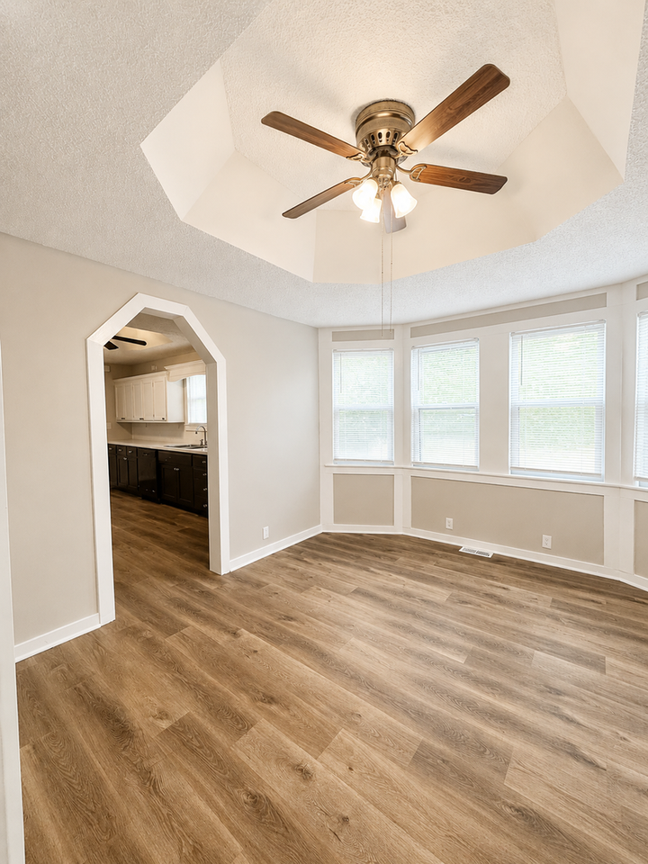 210 W College St - Photo 5 of 14