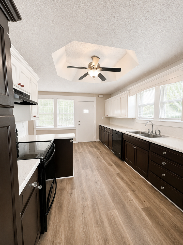 210 W College St - Photo 6 of 14