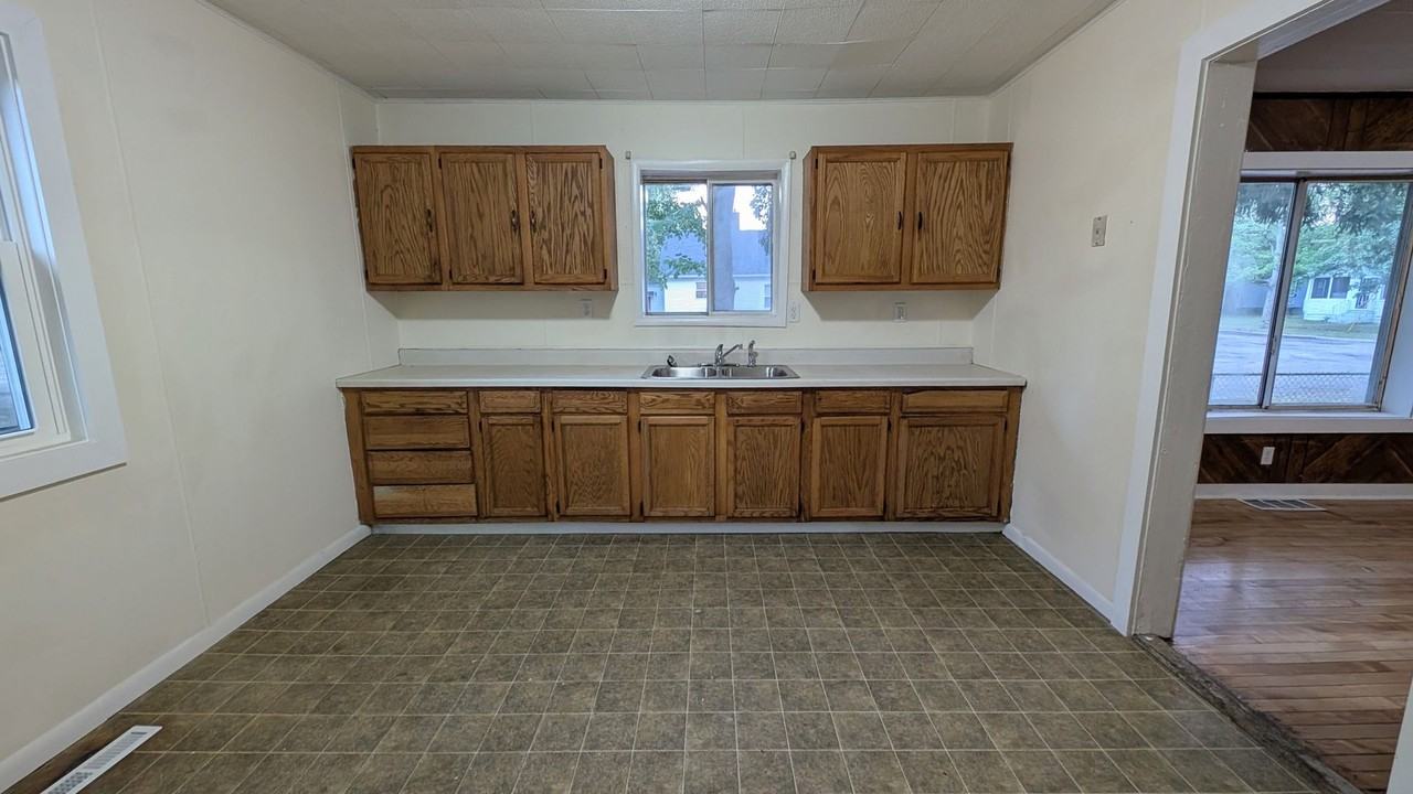 2128 8th St - Photo 5 of 13
