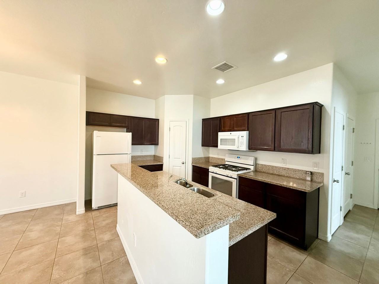 8195 E Ashley Dr - Photo 4 of 17