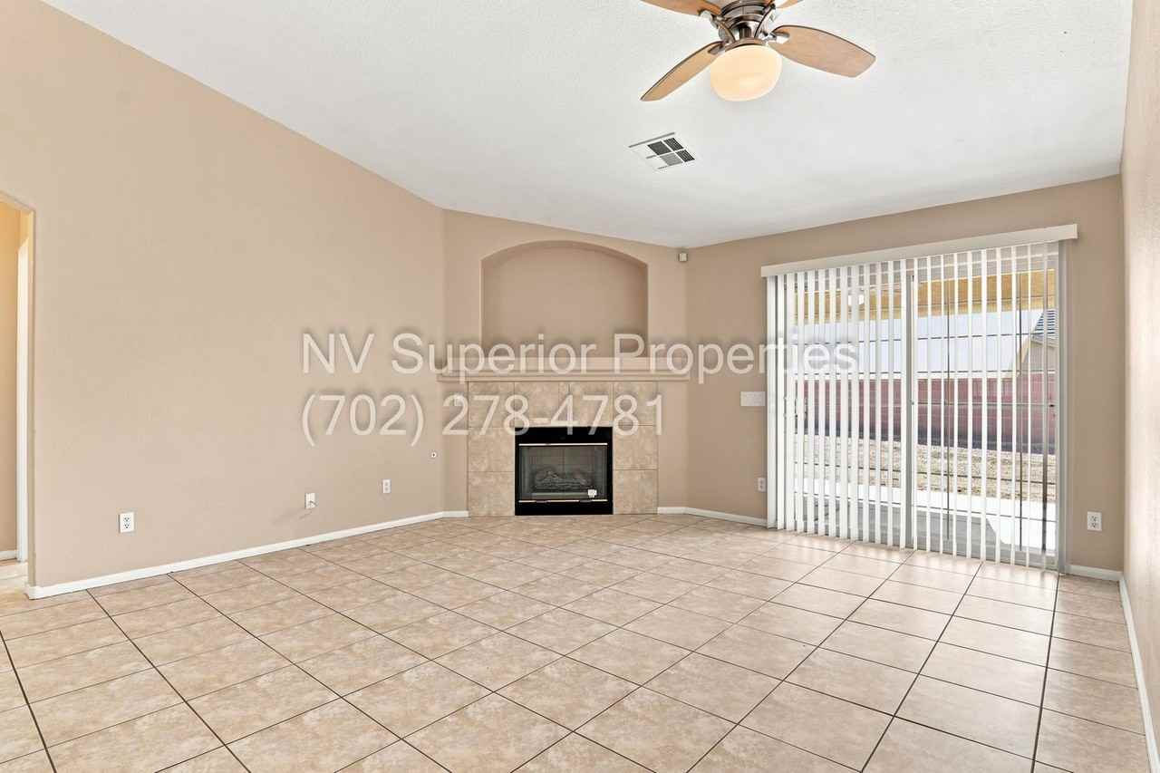 3876 Waynesvill St - Photo 7 of 50