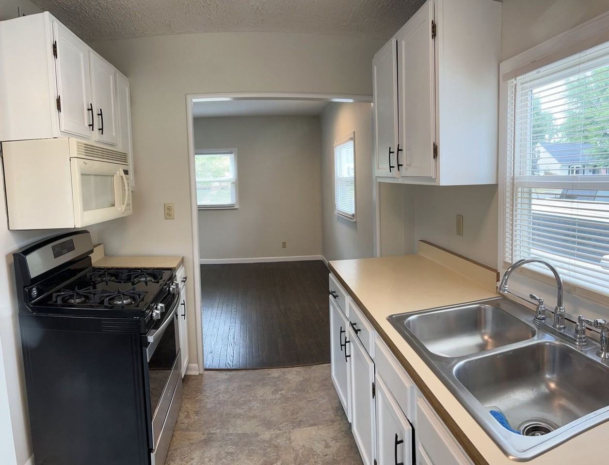 1431 Lincoln Dr - Photo 3 of 13