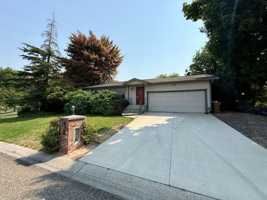 featured image of 3910 Lakeview Dr