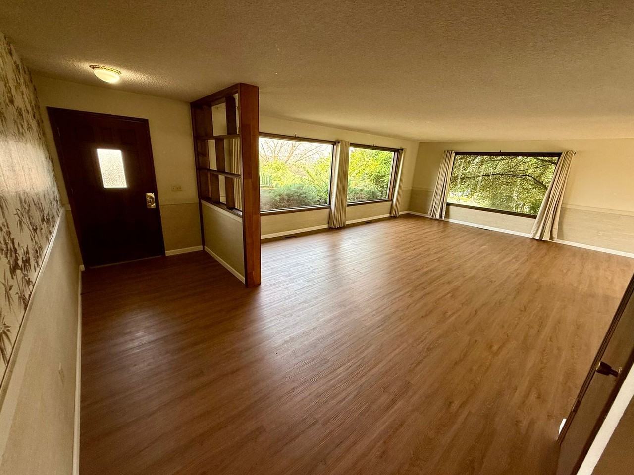 3910 Lakeview Dr - Photo 4 of 33