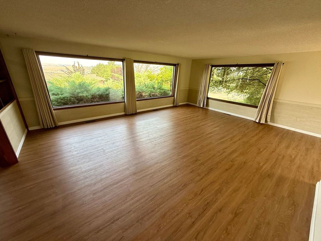 3910 Lakeview Dr - Photo 5 of 33