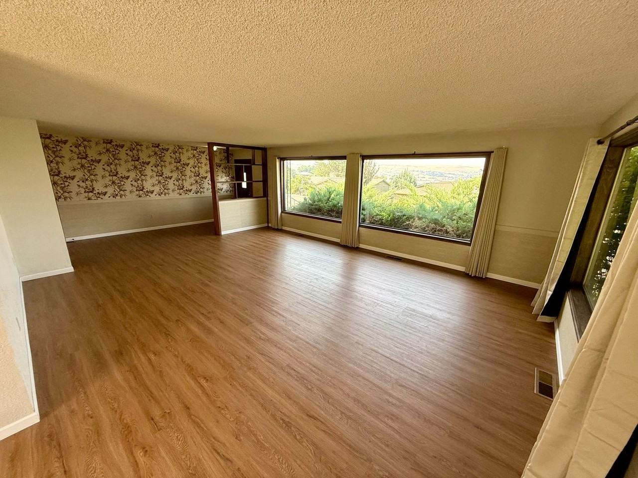 3910 Lakeview Dr - Photo 6 of 33