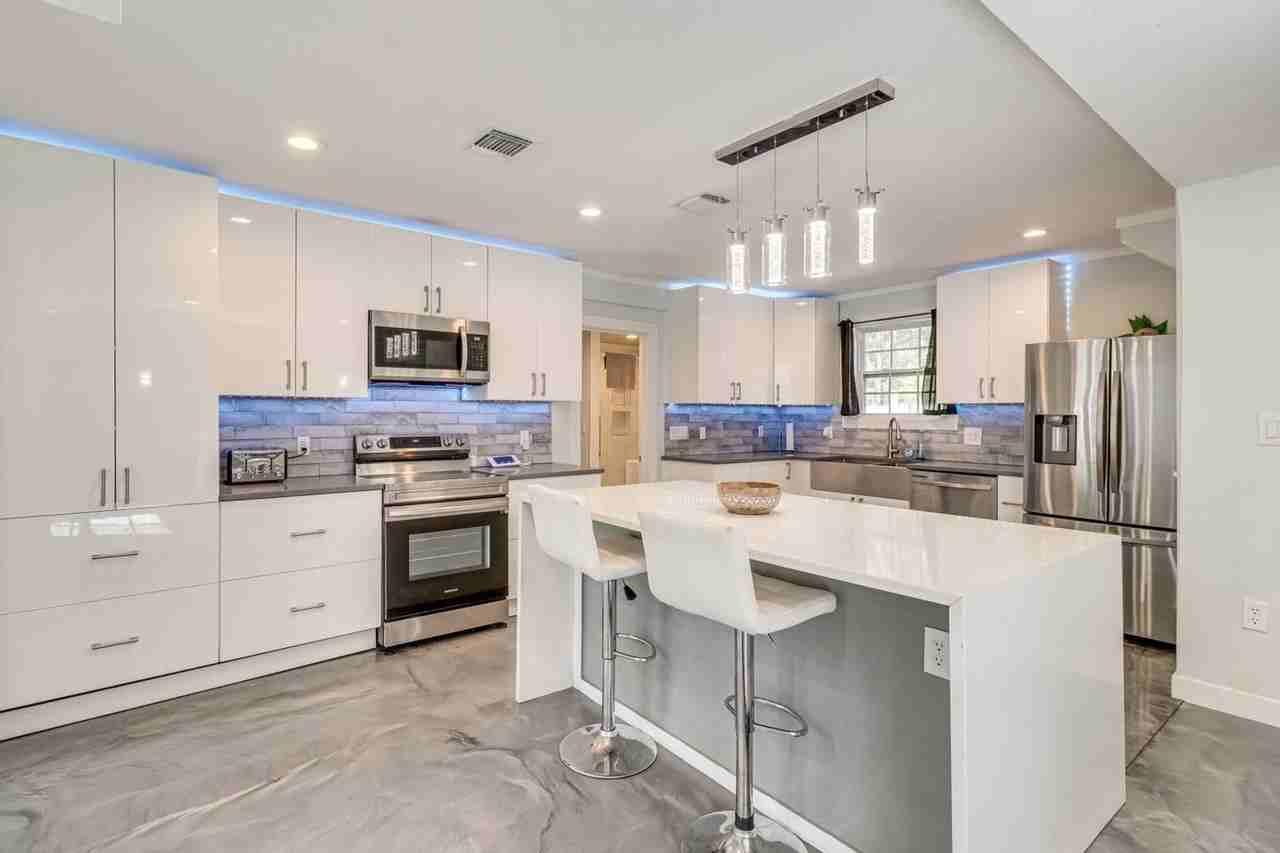372 Plum St - Photo 2 of 22