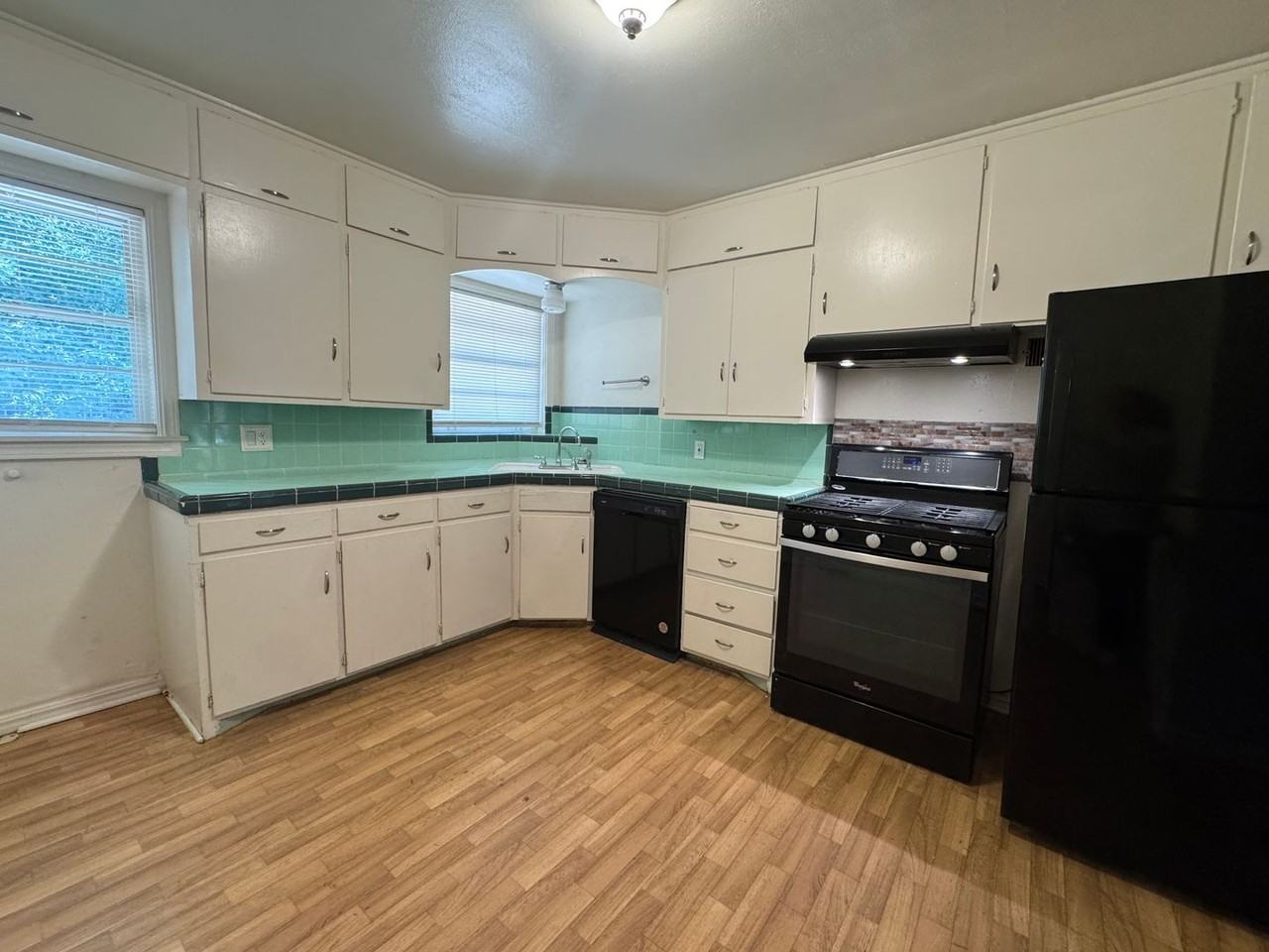 2137 Nw Denver Ave - Photo 3 of 7