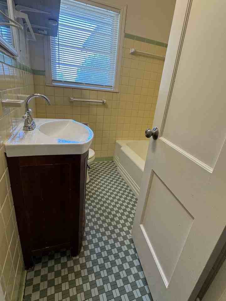 2137 Nw Denver Ave - Photo 6 of 7