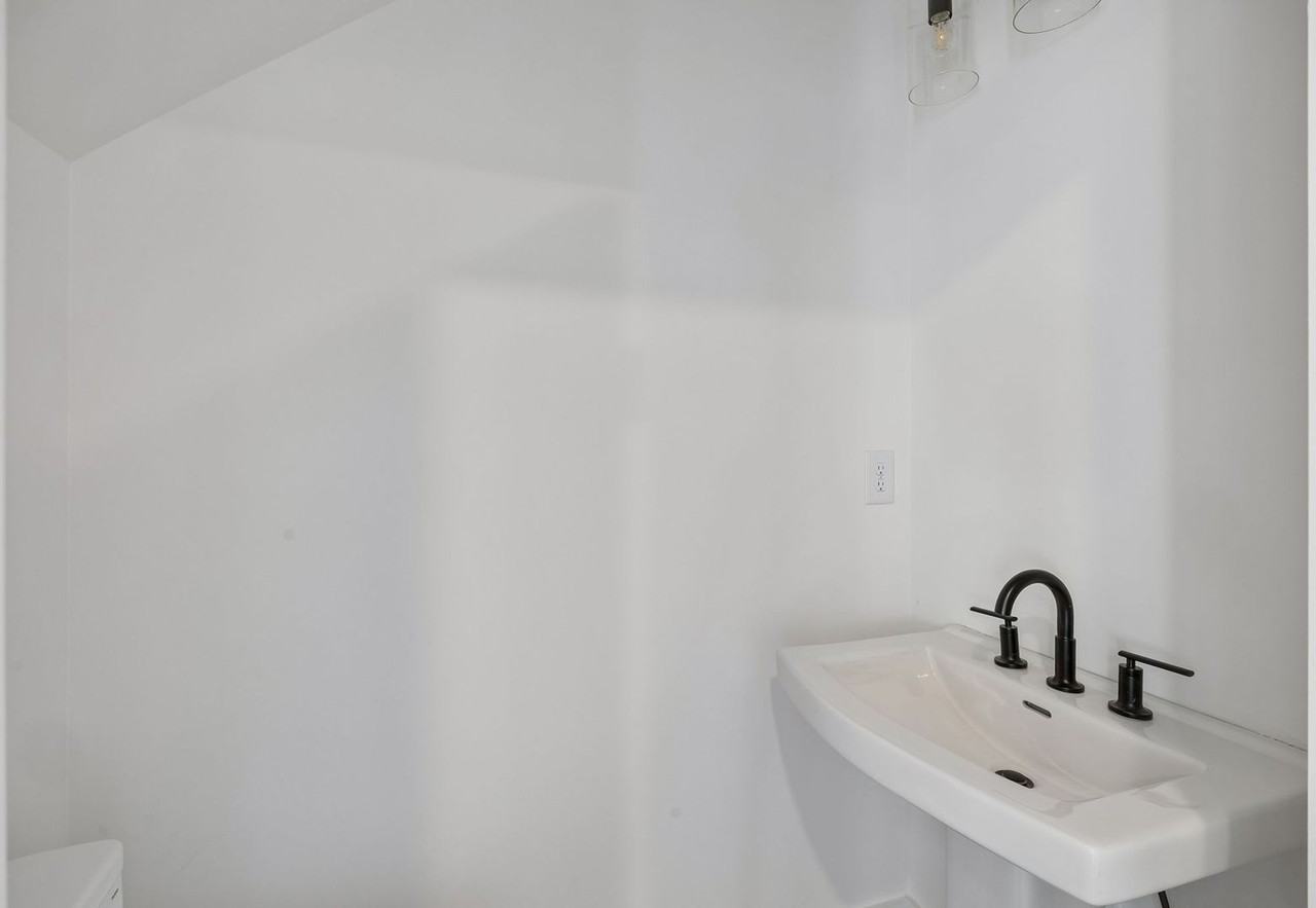 912 N 12th St - Photo 5 of 9