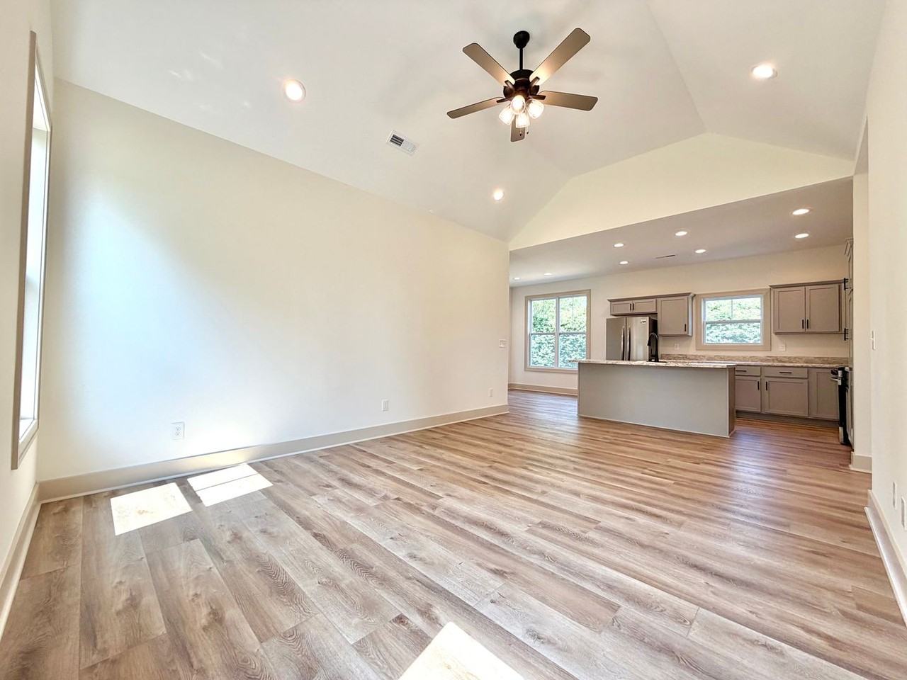 489 S Main St - Photo 6 of 38