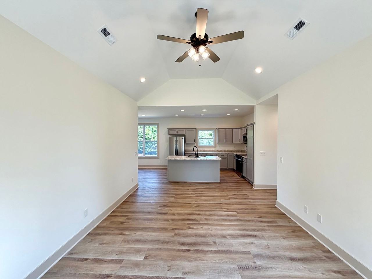 489 S Main St - Photo 7 of 38