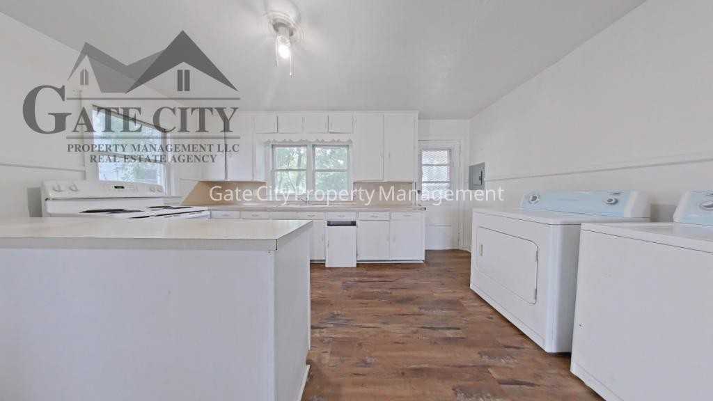 401 Chestnut Dr - Photo 2 of 8