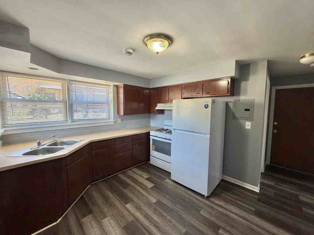 18428 Torrence Ave - Photo 2 of 7