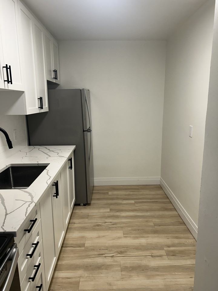 1 Hamilton Avenue North #301 - Photo 3 of 11